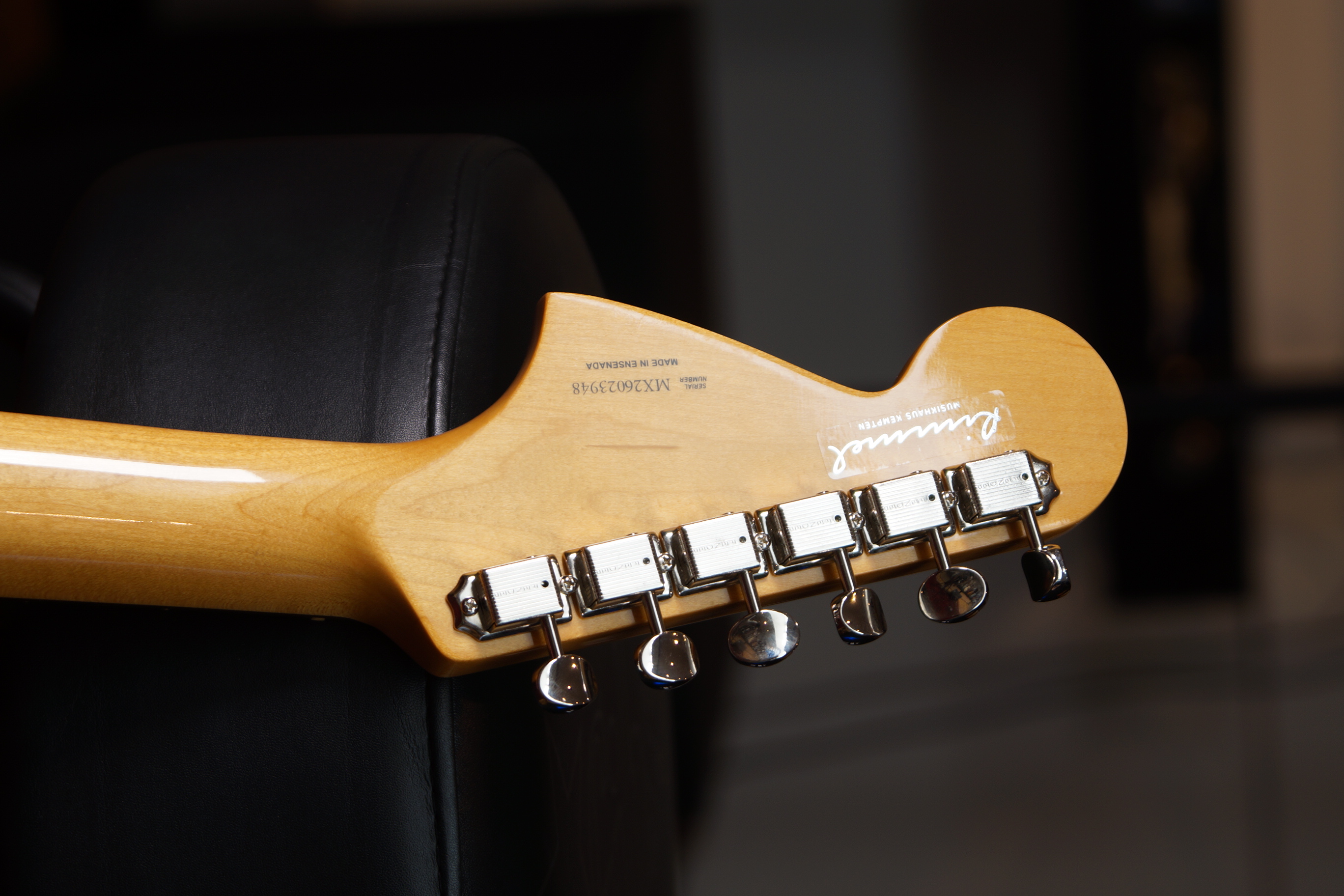 Fender Vintera® III Mid '60s Jaguar®, Rosewood Fingerboard, Shell Pink