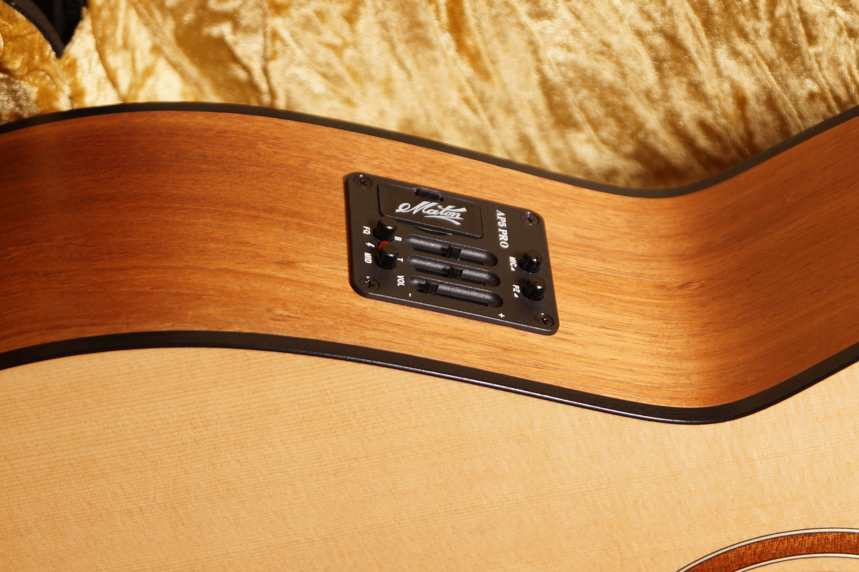Maton SRS 808