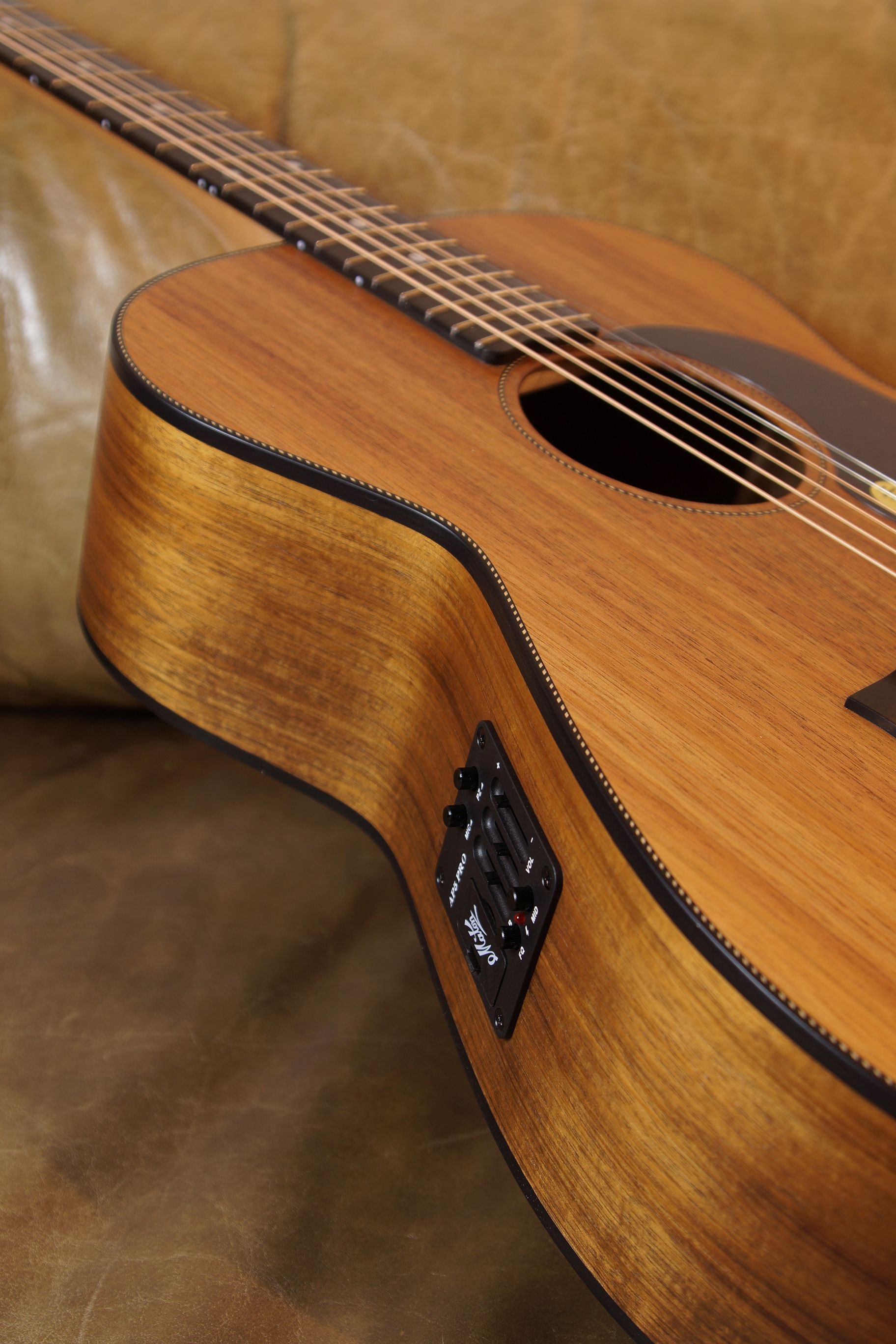 Maton EBW 808