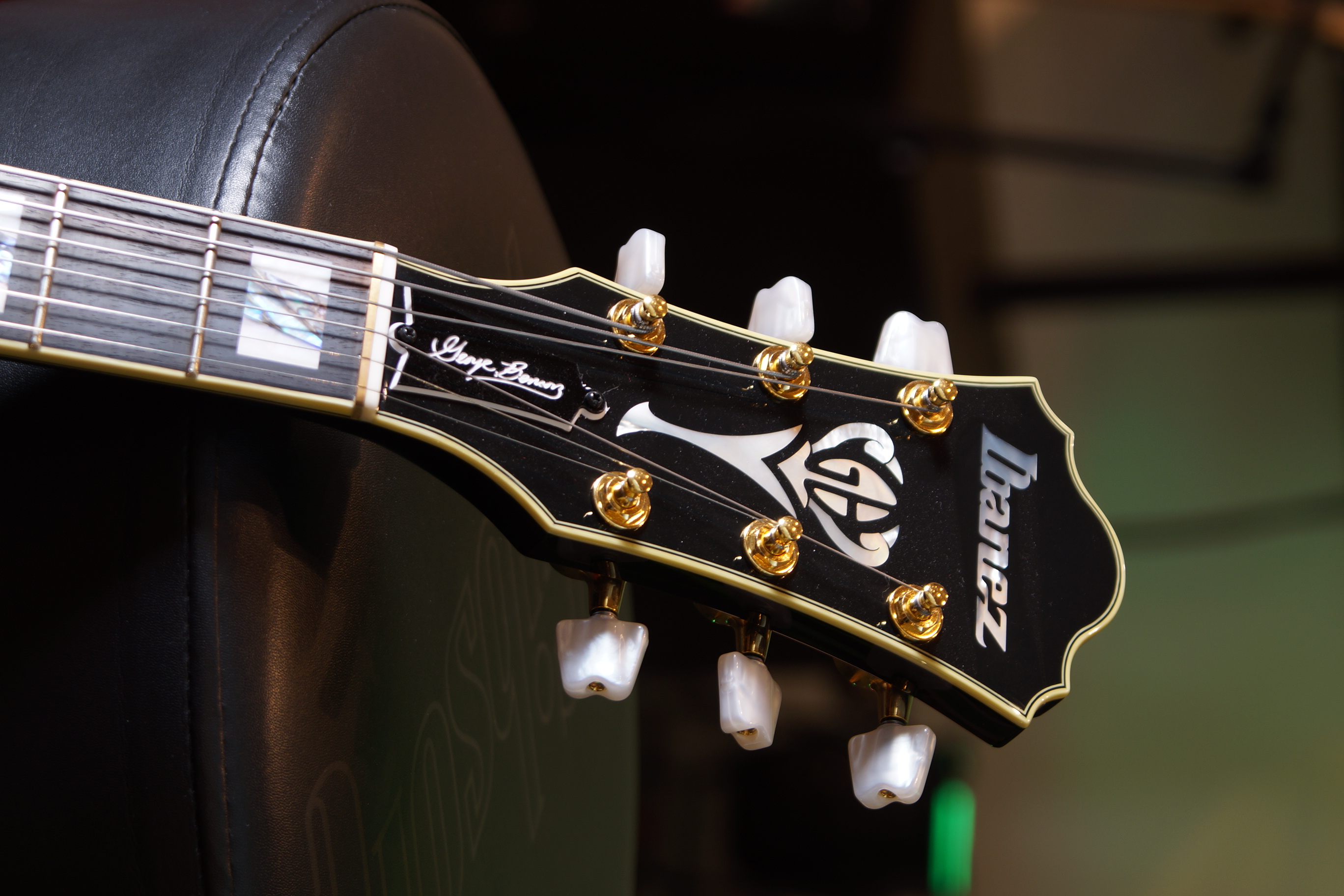 IBANEZ George Benson Signature Hollowbody Gitarre 6-String - Black + Koffer