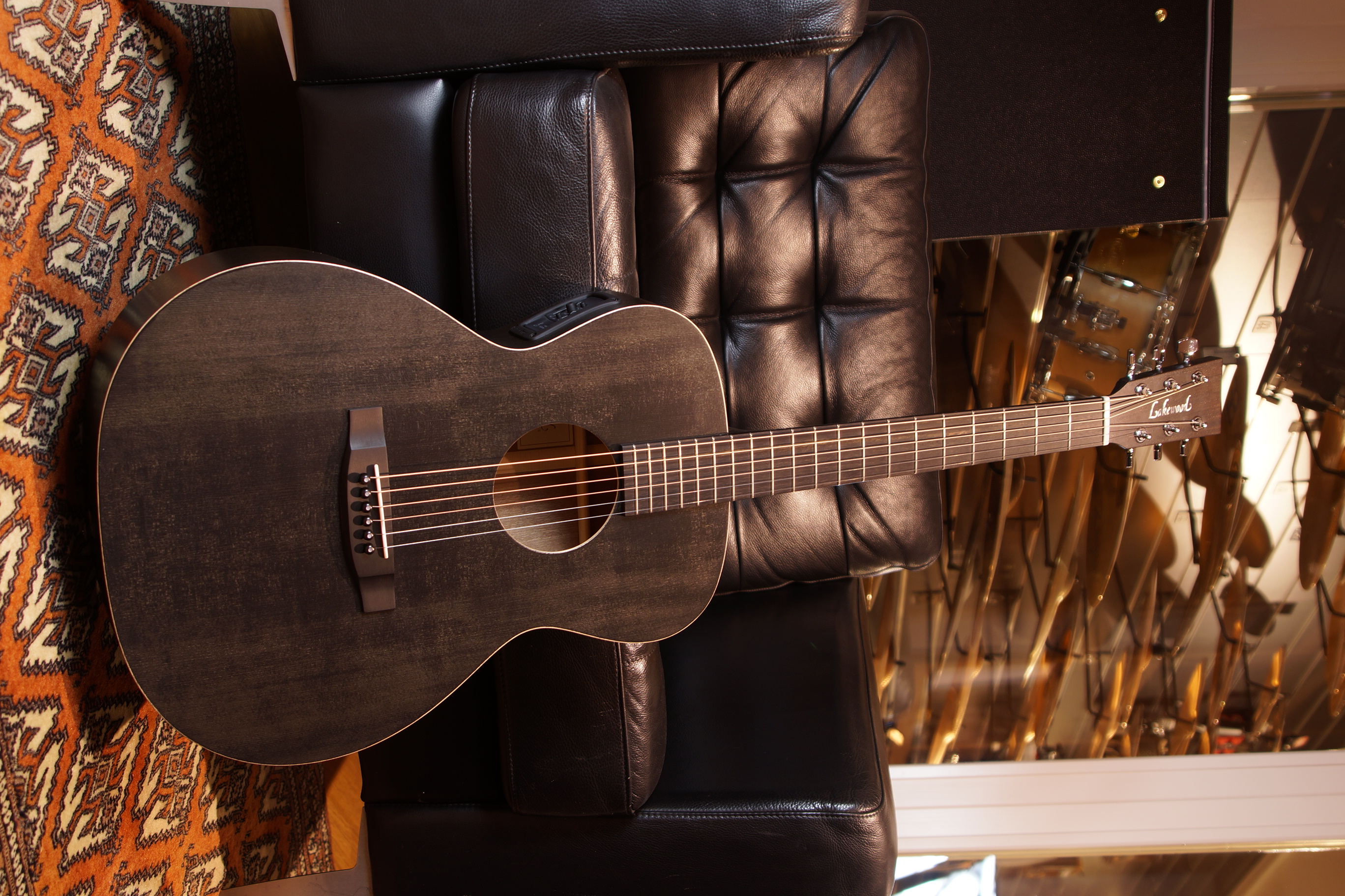 Lakewood Black Sheep mit L.R.Baggs Stage Pro Element und Gigbag