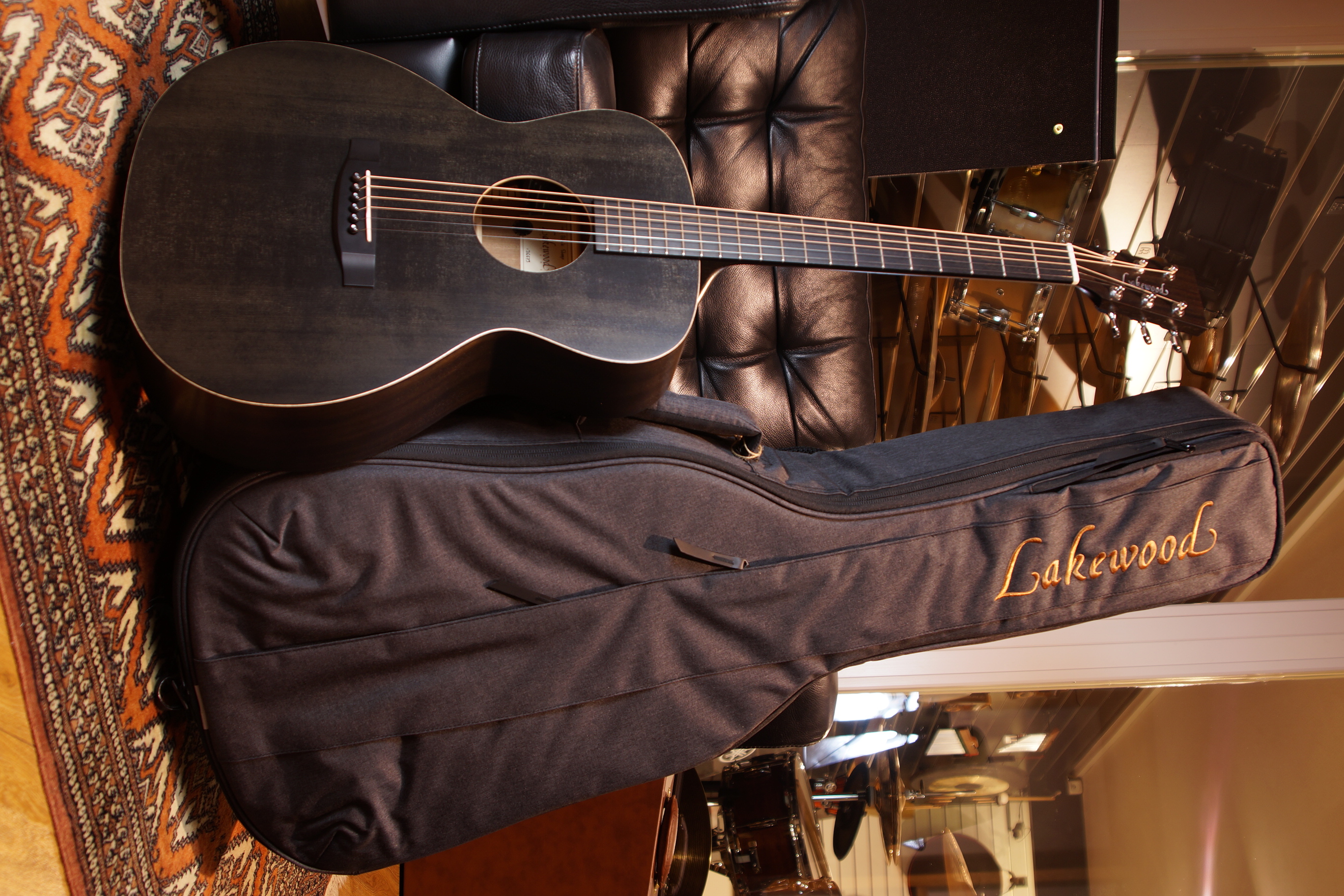 Lakewood Black Sheep mit L.R.Baggs Stage Pro Element und Gigbag